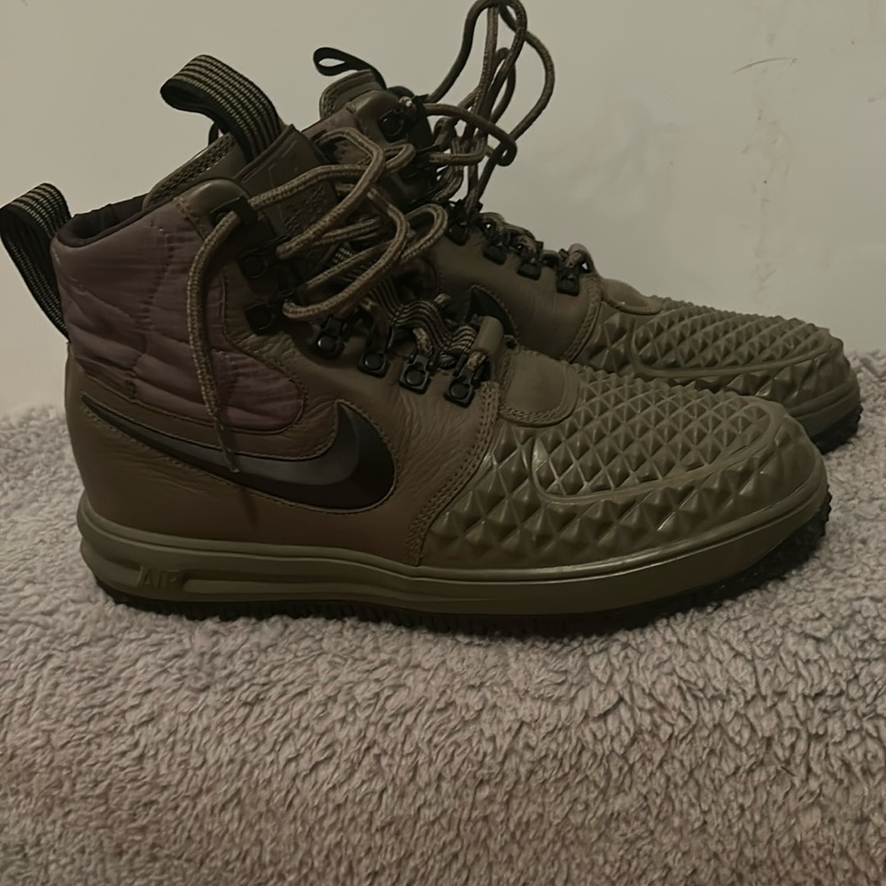 Worn no more than a few times. Excellent condition!! Men’s 8.5